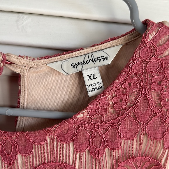 Pink lace dress - Picture 3 of 6